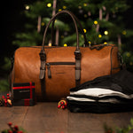 Charger l'image dans la galerie, 50095547089162;Das perfekte Geschenk für Weihnachten;Der Weekender London – das perfekte Geschenk für deine Liebsten. Stilvoll, praktisch und vielseitig einsetzbar – ein Begleiter, der Freude bereitet und jeden Anlass besonders macht.
