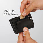 Charger l'image dans la galerie, 43693613252874;Bis zu 10x 2€-Münzen;Ein spezieller Schnitt und flexibles Leder machen das Münzfach besonders geräumig und dehnbar. Es fasst bis zu 10x 2-Euro-Münzen und bleibt dank des hochwertigen YKK-Reißverschlusses sicher verschlossen.
