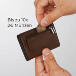Charger l'image dans la galerie, 43693613220106;Bis zu 10x 2€-Münzen;Ein spezieller Schnitt und flexibles Leder machen das Münzfach besonders geräumig und dehnbar. Es fasst bis zu 10x 2-Euro-Münzen und bleibt dank des hochwertigen YKK-Reißverschlusses sicher verschlossen.
