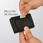 Charger l'image dans la galerie, 52497381556490;Bis zu 10x 2€-Münzen;Ein spezieller Schnitt und flexibles Leder machen das Münzfach besonders geräumig und dehnbar. Es fasst bis zu 10x 2-Euro-Münzen und bleibt dank des hochwertigen YKK-Reißverschlusses sicher verschlossen.
